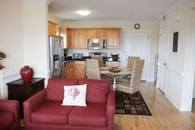 Silver Belles, NO CONTACT CHECK IN, STEPS TO THE BEACH, FREE PARKING & WIFI