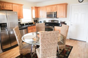 冰箱、微波炉、烤箱、炉灶