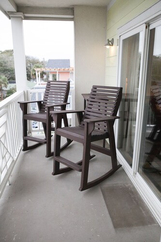 2 makuuhuonetta, 2 kylpyhuonetta Condo South Endissä, ilmainen pysäköinti, ilmainen WiFi, askelmat rannalle