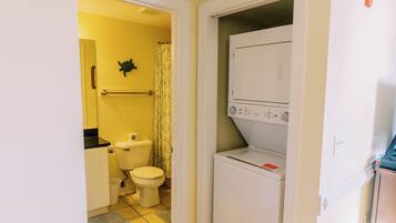 Suihkun ja ammeen yhdistelmä, hiustenkuivaaja, pyyhkeet, saippua