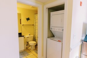 Combined shower/bathtub, hair dryer, towels, soap - Silver Belles, NO CONTACT CHECK IN, STEPS TO THE BEACH, FREE PARKING & WIFI (Tybee Island)