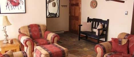 Smart-tv, eldstad, dvd-spelare och en stereo