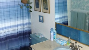 Badewanne, Haartrockner, Handtücher, Seife