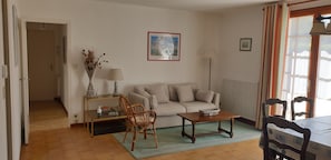 Televisión, chimenea, reproductor de DVD y tenis de mesa