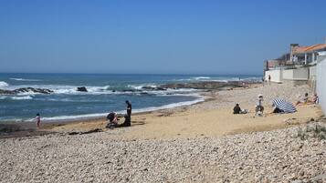 Plage à proximité, chaises longues