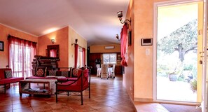 Televisio, takka, videopelejä, DVD-soitin