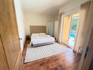 4 bedrooms, iron/ironing board, WiFi, bed sheets