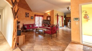 Televisio, takka, videopelejä, DVD-soitin