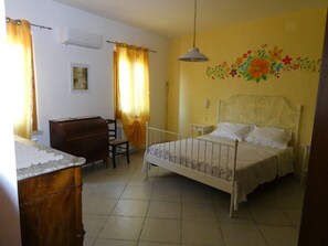 3 habitaciones, tabla de planchar con plancha y cuna de viaje 