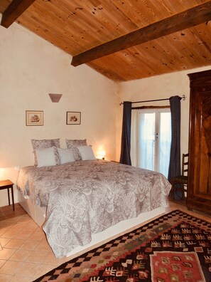 4 bedrooms, iron/ironing board, WiFi, bed sheets