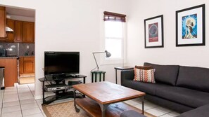 Smart TV, DVD player - Cute 1 bed 1 bath Apt in Sunny and Hip Mission District (San Francisco)