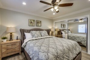 6 bedrooms, iron/ironing board, free WiFi, bed sheets - Spacious Home: Perfect 4 Families, Garage Parking (Fullerton)