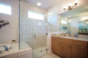 Badewanne, Haartrockner, Handtücher, Seife