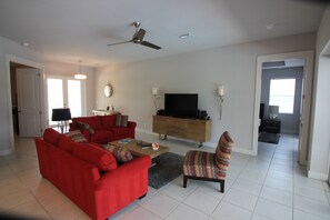 Een smart-tv, een dvd-speler, boeken en een muziekbibliotheek