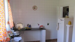 Geladeira, micro-ondas, cooktop, cafeteira/chaleira