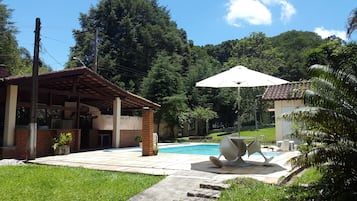 Una piscina al aire libre