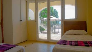 7 Schlafzimmer, Zimmersafe, Bügeleisen/Bügelbrett, WLAN