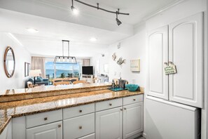 Réfrigérateur, micro-ondes, four, lave-vaisselle