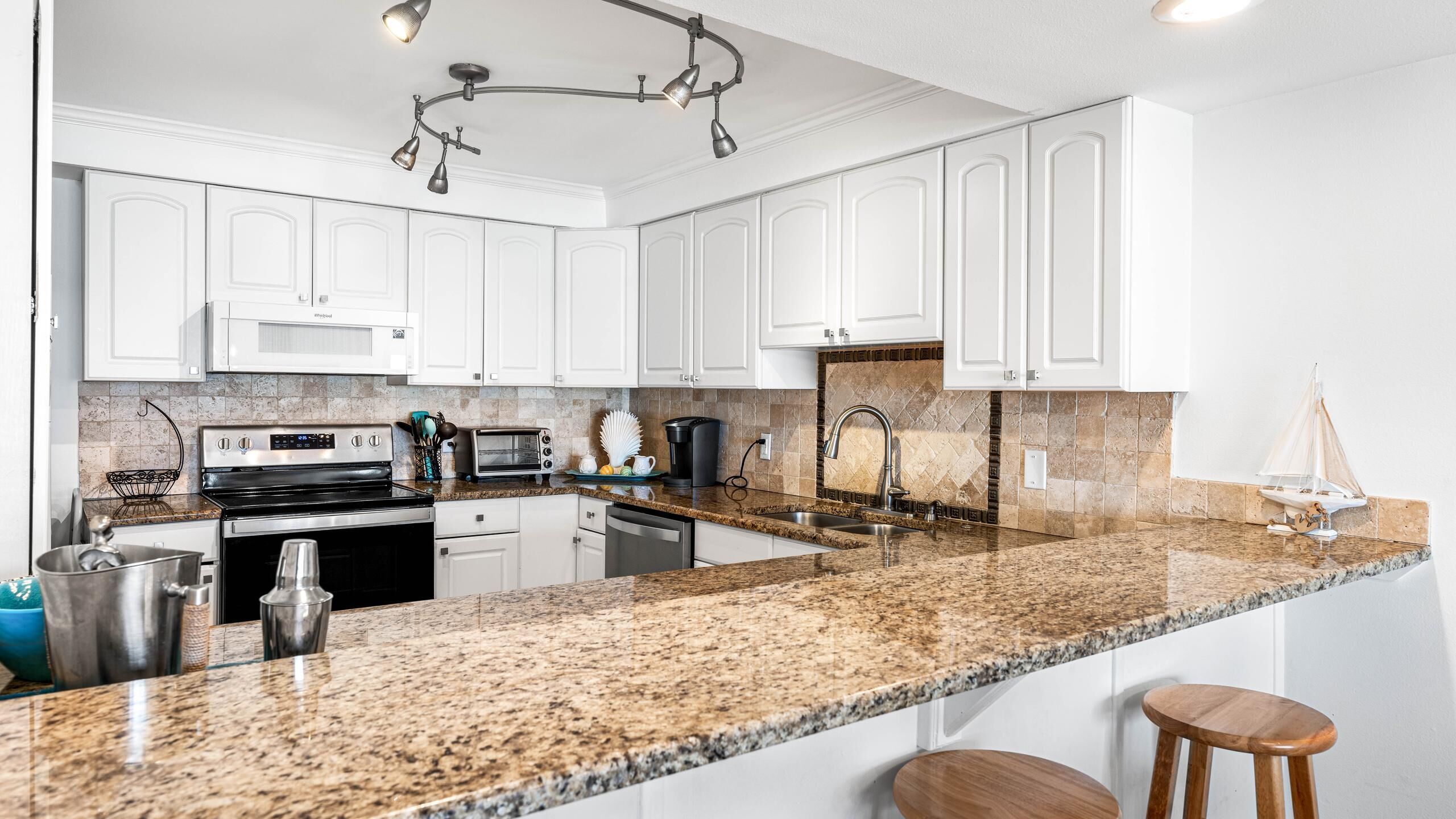 Kjøleskap, mikrobølgeovn, ovn og oppvaskmaskin