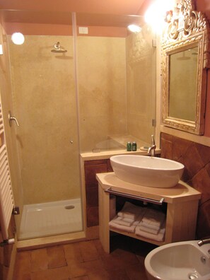 Een haardroger, een bidet, handdoeken, zeep