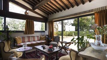 Fernseher, Tischtennisplatte, Bücher