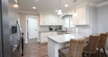 Gorgeous Pool/Jac Home: 2 Ensuites & Game Room