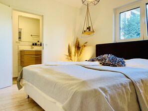 2 間睡房、書桌、隔音、熨斗/熨衫板