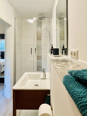 Shower, hair dryer, towels, toilet paper