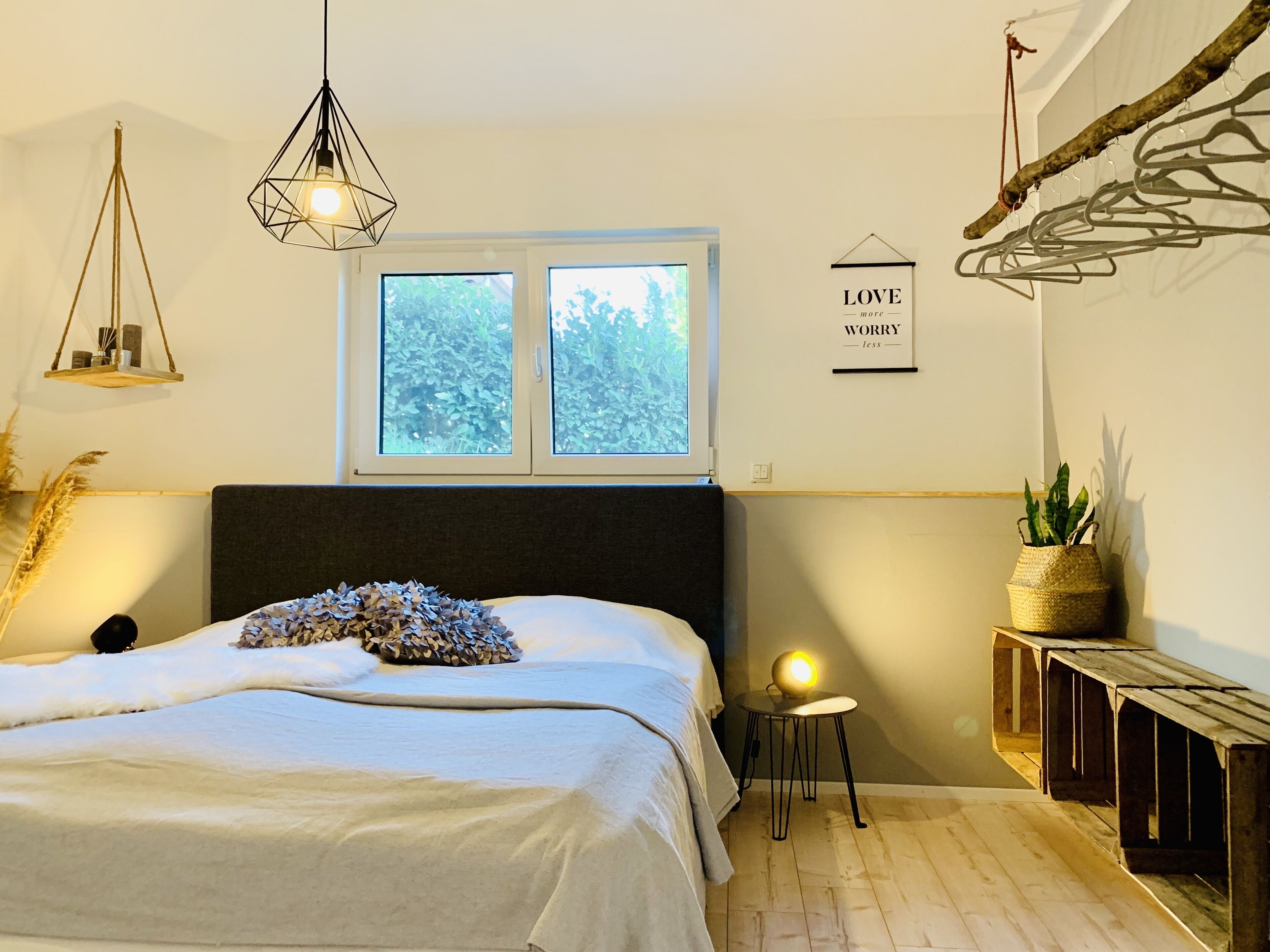 2 Schlafzimmer, Schreibtisch, schallisolierte Zimmer