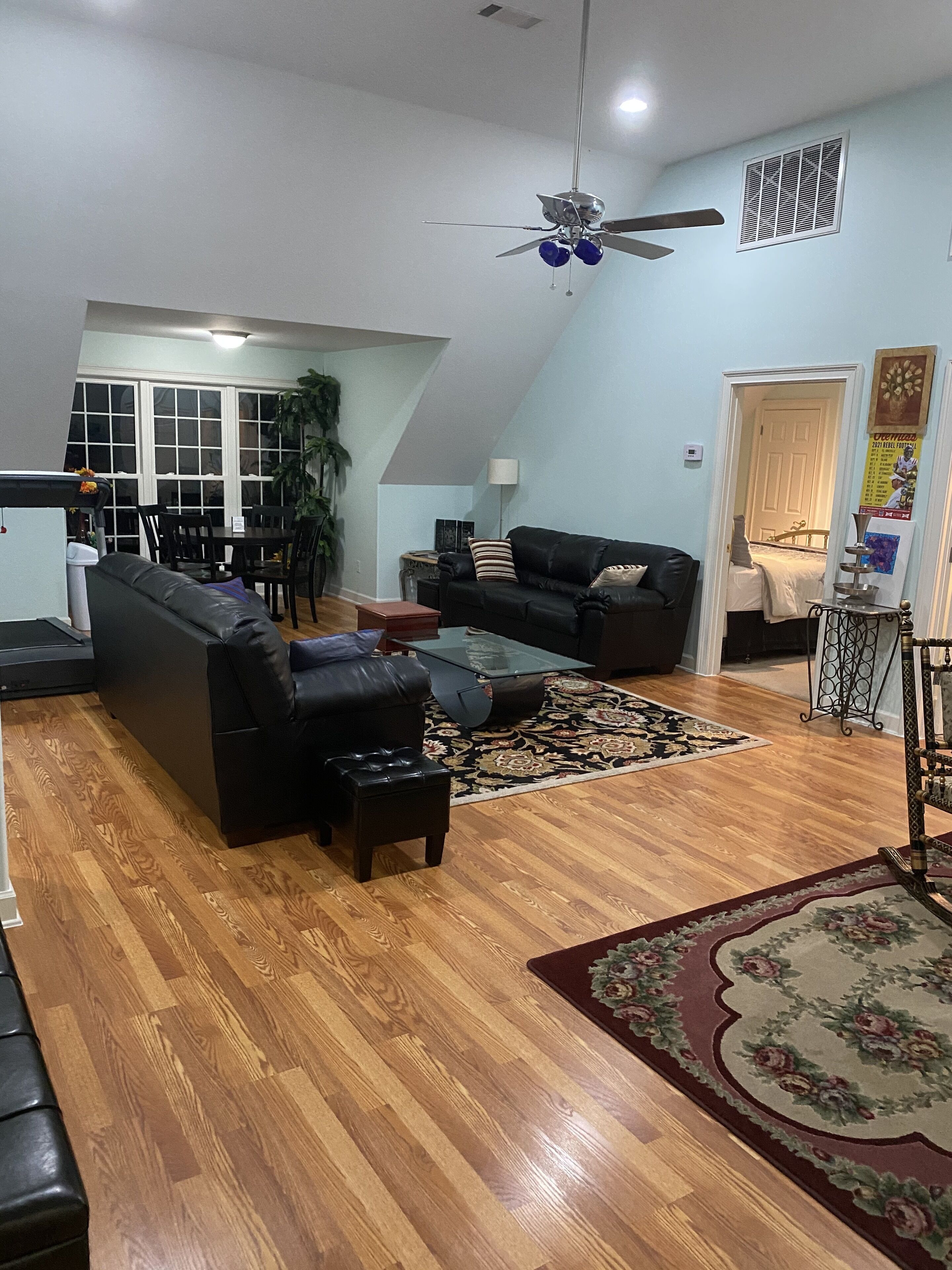 Elegant, Brand new home, Walkable to Square & Stadium, Ample parking, sleeps 12