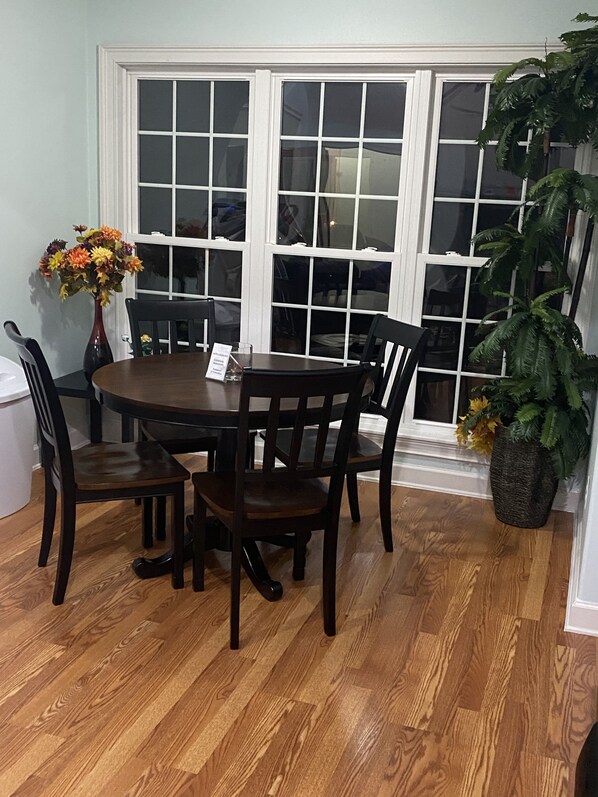 Dining - Elegant, Brand new home, Walkable to Square & Stadium, Ample parking, sleeps 12 (Oxford)