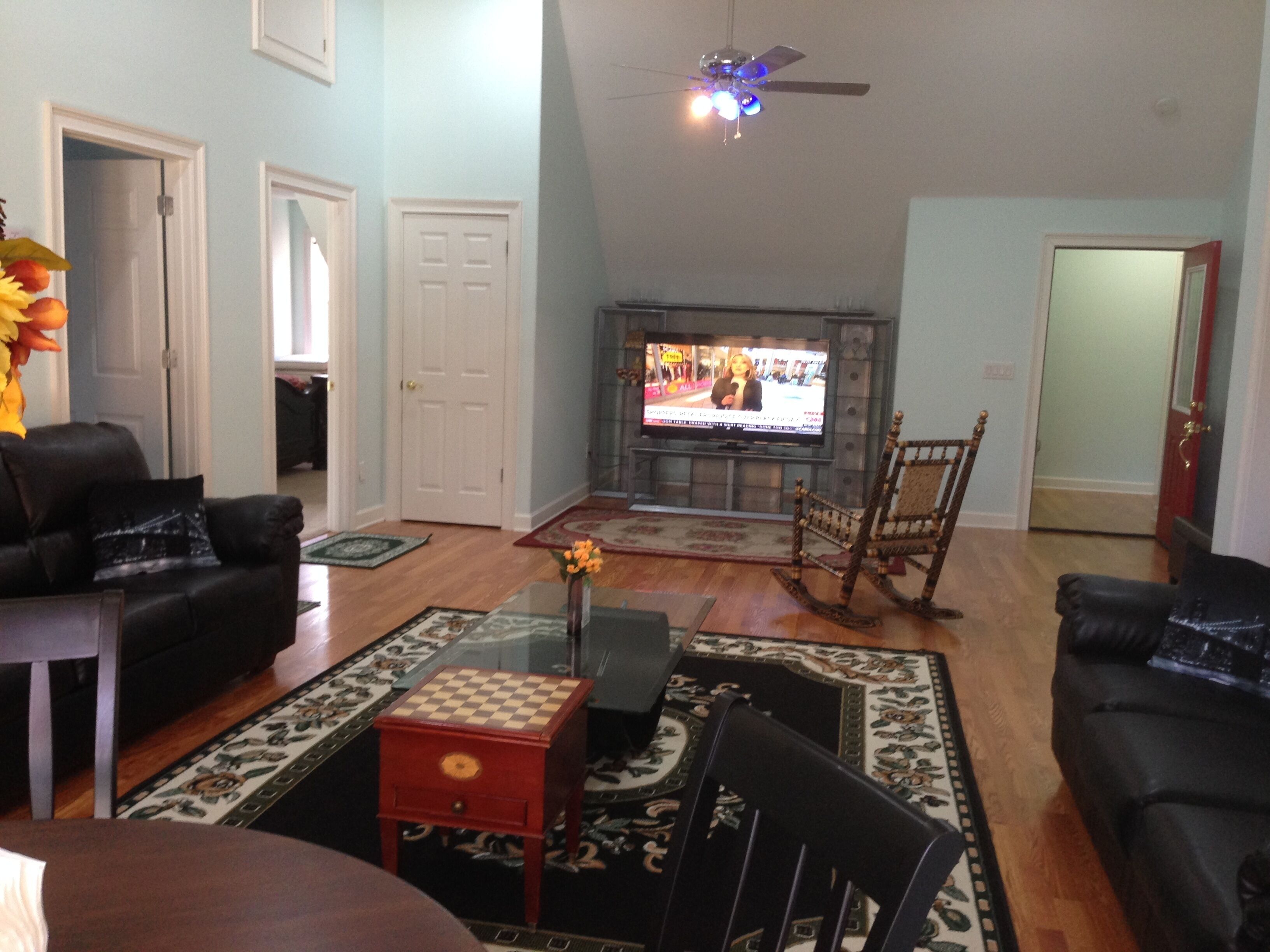 Elegant, Brand new home, Walkable to Square & Stadium, Ample parking, sleeps 12