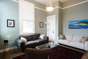 TV, video games, books - 2 bed 1 bath Mission Flat w/ parking & yard (San Francisco)