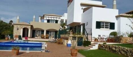 Een verwarmd zwembad