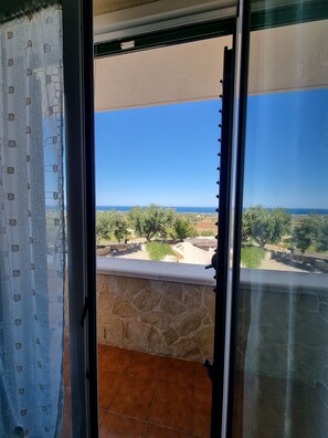 Interior - Swimming pool, 2 km from the village, an oasis of peace among the olive tree (Polignano A Mare)