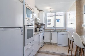 Jääkaappi, mikroaaltouuni, uuni, astianpesukone