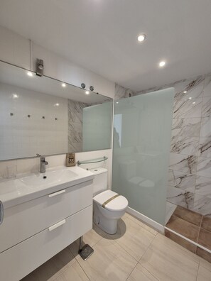 Een bad, een haardroger, handdoeken