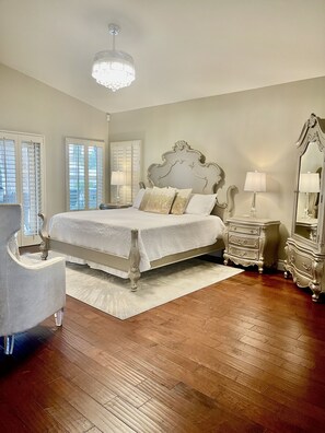 4 bedrooms, desk, iron/ironing board, travel cot - GATED1Story LUX Val Vista Lakefront:Heat Pool,Boat,Spa,Kayaks,Paddleboards,Bikes (Gilbert)