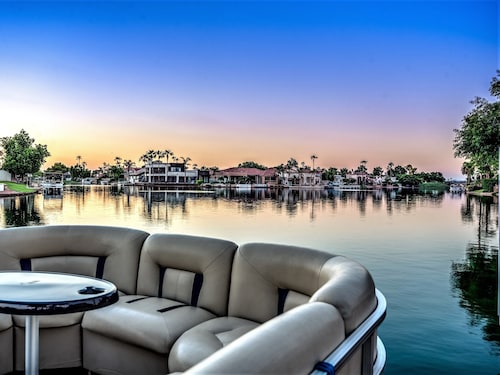 GATED1Story LUX Val Vista Lakefront:Salt Pool,Boat,Spa,Kayaks,Paddleboards,Bikes