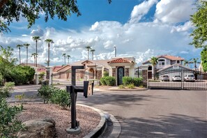 Exterior - GATED1Story LUX Val Vista Lakefront:Heat Pool,Boat,Spa,Kayaks,Paddleboards,Bikes (Gilbert)