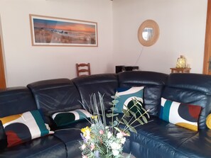 Una televisión, un reproductor de DVD, una mesa de tenis de mesa, libros