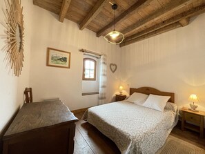 4 dormitorios, tabla de planchar con plancha, cuna de viaje