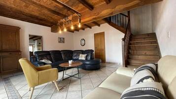 Een televisie, een dvd-speler, een tafeltennistafel en boeken