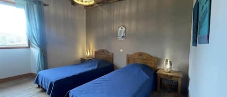 4 slaapkamers, een strijkplank/strijkijzer, gratis wifi, beddengoed