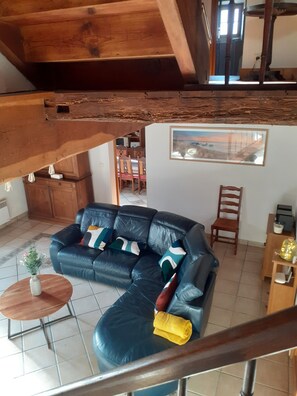 Una televisión, un reproductor de DVD, una mesa de tenis de mesa, libros