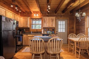 Fridge, microwave, oven, stovetop - Hurricane Hideaway*Hot Tub*Game Rm*Views*PetsOK (Deep Gap)