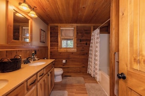 Combined shower/bathtub, towels