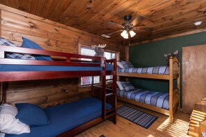 4 habitaciones, tabla de planchar con plancha, wifi y ropa de cama