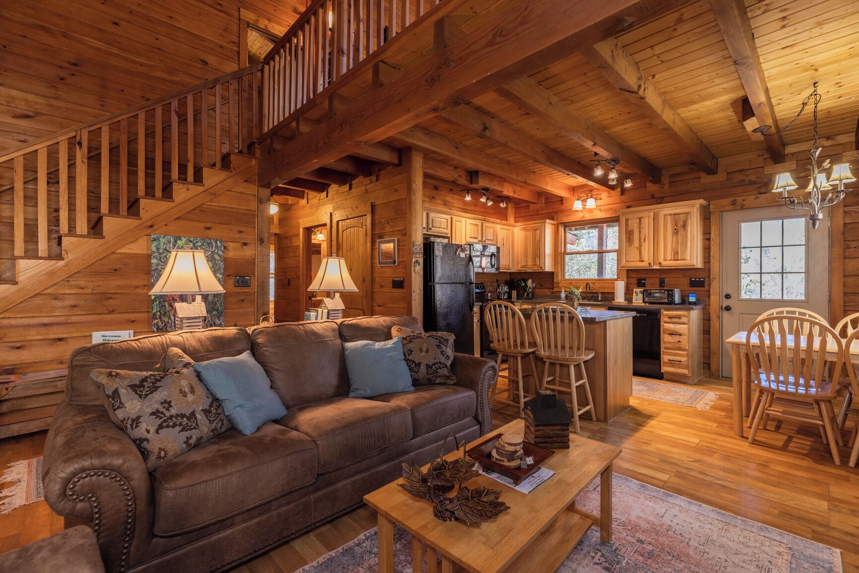 Una televisión, una chimenea, un reproductor de DVD, libros