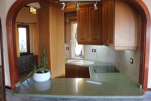 Kühlschrank, Mikrowelle, Herdplatte, Wasserkocher mit Kaffee-/Teezubehör